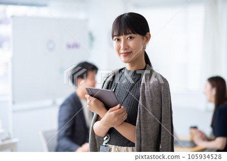 有平板電腦的女人 有平板電腦的女人 105934528