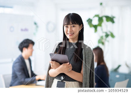 有平板電腦的女人 105934529