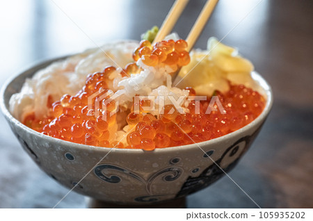Crab salmon roe bowl 105935202