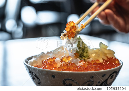 Crab salmon roe bowl 105935204