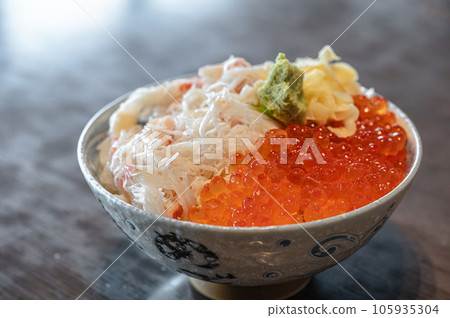 Luxury seafood bowl 105935304