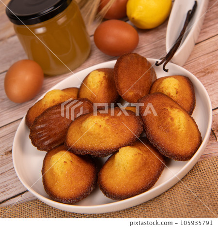 Delicious madeleine cake flavoured with honey, lemon and vanilla 105935791