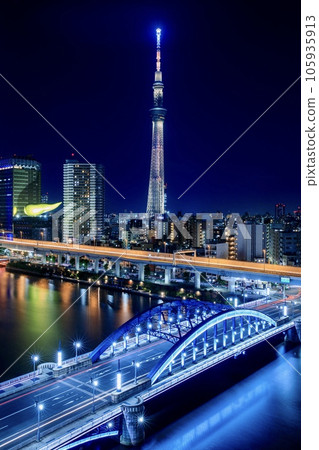 從東京淺草看東京晴空塔的夜景 從東京淺草看東京晴空塔的夜景 105935913