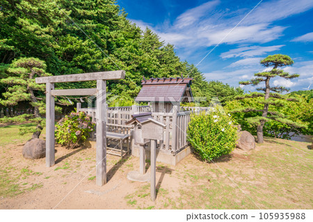 (Tsugaru City, Aomori Prefecture) Takayama Inari Shrine Shinmeisha 105935988