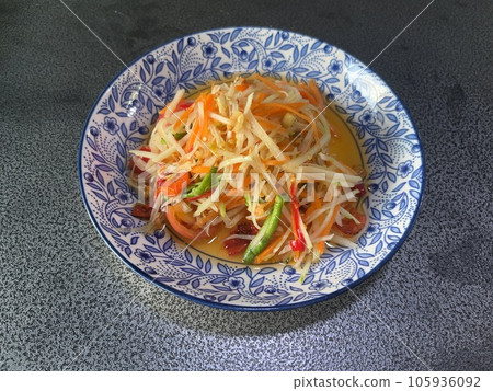 Som Tam Thai (Thai green papaya salad) Som Tam Thai (Thai green papaya salad) 105936092