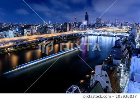Tokyo, night view of Sumida river and light traces of houseboats 105936837