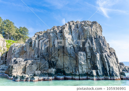 Sakai City, Fukui Prefecture A popular tourist destination with a spectacular view of columnar joints Tojinbo on a sunny day 105936991