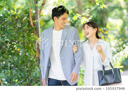 young couple traveling young couple traveling 105937946