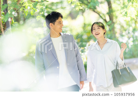 young couple traveling young couple traveling 105937956