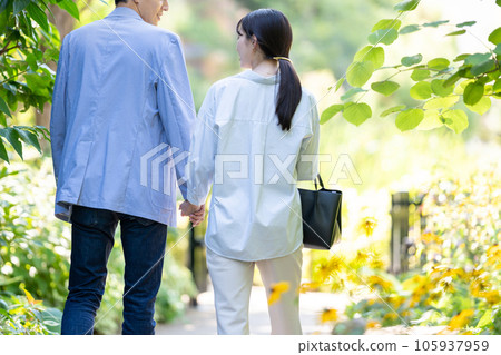 年輕夫婦手牽手散步 年輕夫婦手牽手散步 105937959