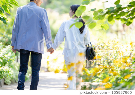 一對夫婦手拉手走 105937960