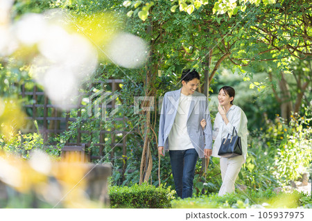 A young couple dating in the fresh green A young couple dating in the fresh green 105937975