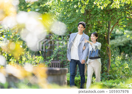 Couple dating in the park 105937976