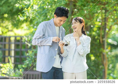 年輕夫婦用相機拍照 年輕夫婦用相機拍照 105938026