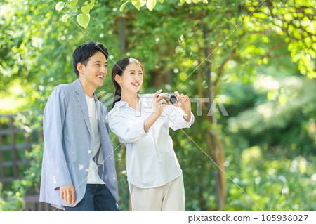 年輕夫婦拍照 年輕夫婦拍照 105938027