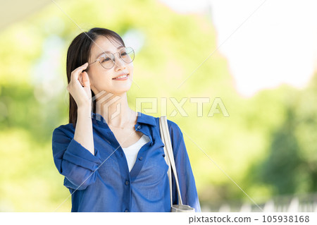 女實業家佩帶的鏡片 105938168