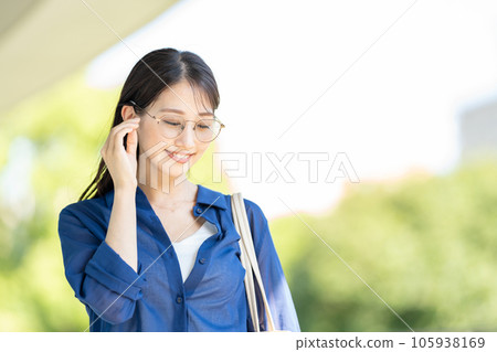 女實業家佩帶的鏡片 105938169