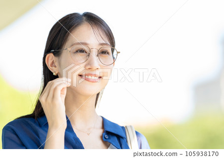 Businesswoman wearing eyeglasses 105938170