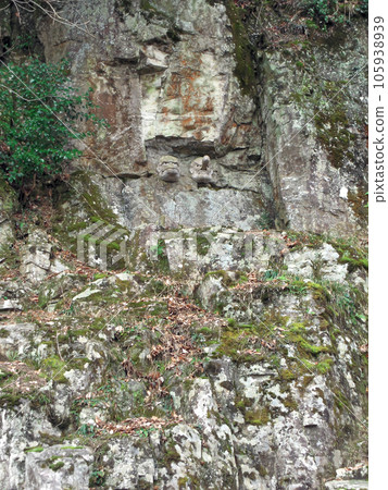 琴平町、琴平宮奧社、掛在天狗岩上的天狗天狗、烏天狗面具 琴平町、琴平宮奧社、掛在天狗岩上的天狗天狗、烏天狗面具 105938939