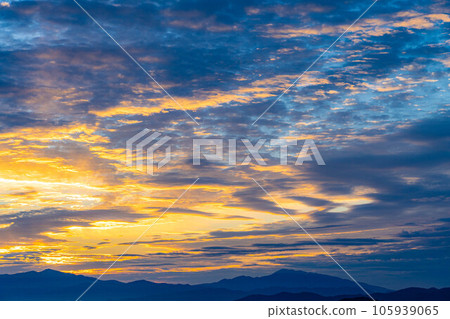 [天空素材] 染上朝霞的雲彩和天空[長野縣] 105939065