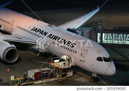 Night view of the airport Haneda Airport where cargo is loaded on the apron 105939095