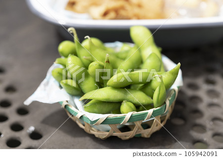 Freshly boiled fresh edamame Freshly boiled fresh edamame 105942091