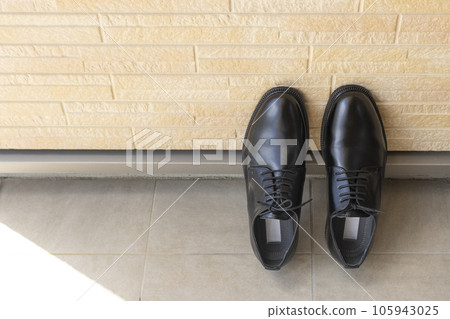 在陰涼處晾乾商務鞋的圖片 在陰涼處晾乾商務鞋的圖片 105943025
