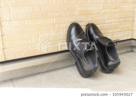 在陰涼處晾乾商務鞋的圖片 在陰涼處晾乾商務鞋的圖片 105943027