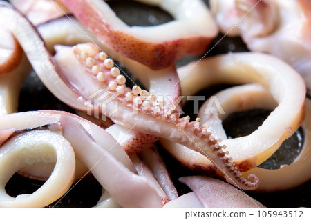 煎鍋裡煎魷魚（煮魷魚）的烹飪場景特寫。 105943512