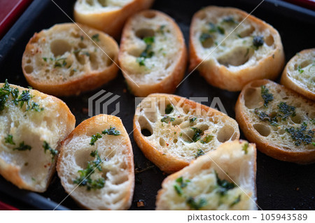 garlic butter toast 105943589