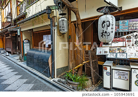 [Illustration-style Kyoto] The deep world of Pontocho where Kyomachiya is lined 105943691