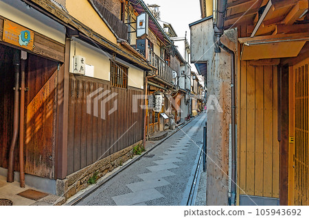 [Illustration-style Kyoto] The deep world of Pontocho where Kyomachiya is lined 105943692