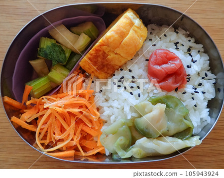 輕醃芹菜和煎蛋的便當盒 105943924