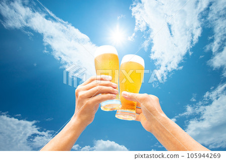 在藍天下的生啤酒敬酒 在藍天下的生啤酒敬酒 105944269