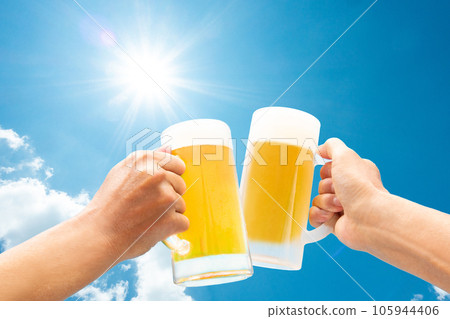 在藍天白雲下喝生啤酒 在藍天白雲下喝生啤酒 105944406