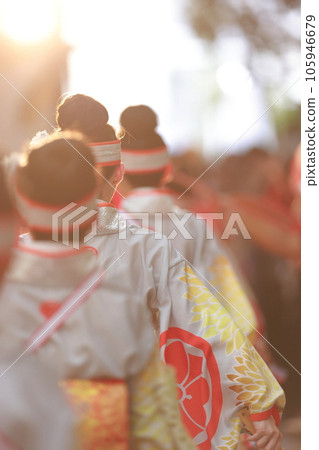 Yosakoi dancing in kimono Yosakoi dancing in kimono 105946679