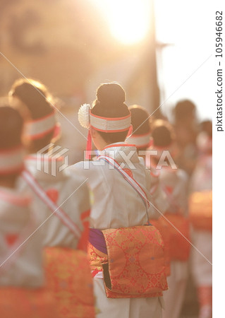 Yosakoi dancing in kimono Yosakoi dancing in kimono 105946682