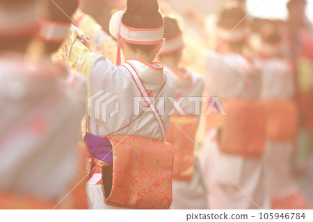 Yosakoi dancing in kimono 105946784