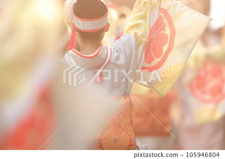 Yosakoi dancing in kimono Yosakoi dancing in kimono 105946804