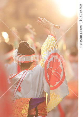 Yosakoi dancing in kimono 105946806