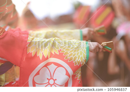 Yosakoi dancing in kimono Yosakoi dancing in kimono 105946837