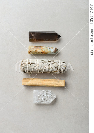 Set with white sage, palo santo and natural stone cristals. 105947147