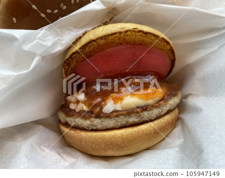 A juicy hamburger with plenty of meat sauce and tomatoes. 105947149