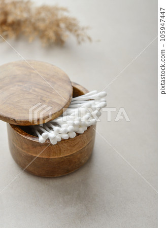 Cotton buds in wooden box Cotton buds in wooden box 105947447