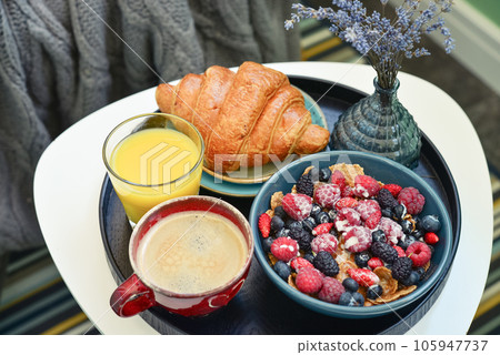 Healthy breakfast with berries 105947737