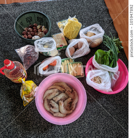 The raw materials for cooking boiled noodles are available in the kitchen. 105947892