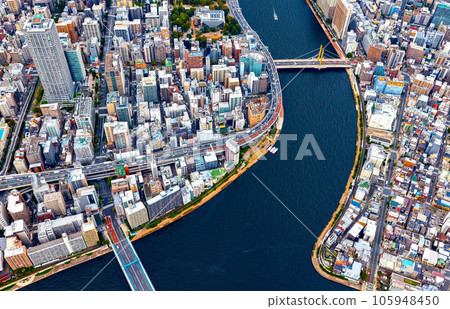 Aerial view of the Sumida River in Tokyo 105948450