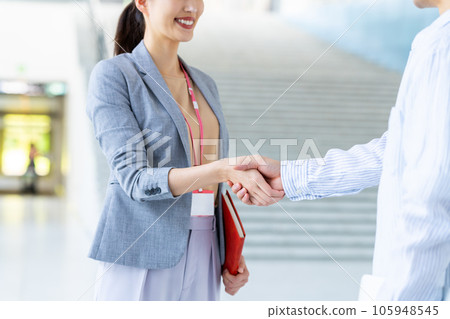 握手的女商人 105948545