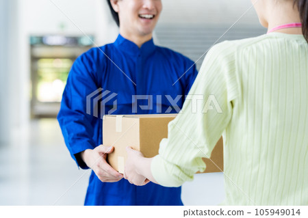 工作人員送包裹 工作人員送包裹 105949014