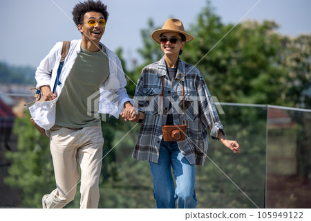 Happy couple of tourists having a a good time together 105949122